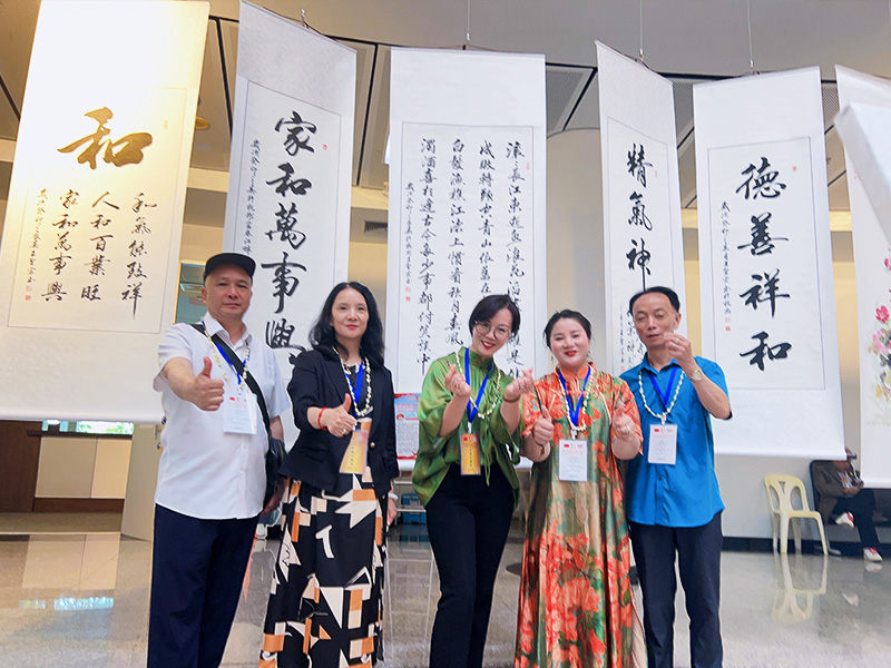 王圣宏书法作品现场展出并赢得众人肯定
