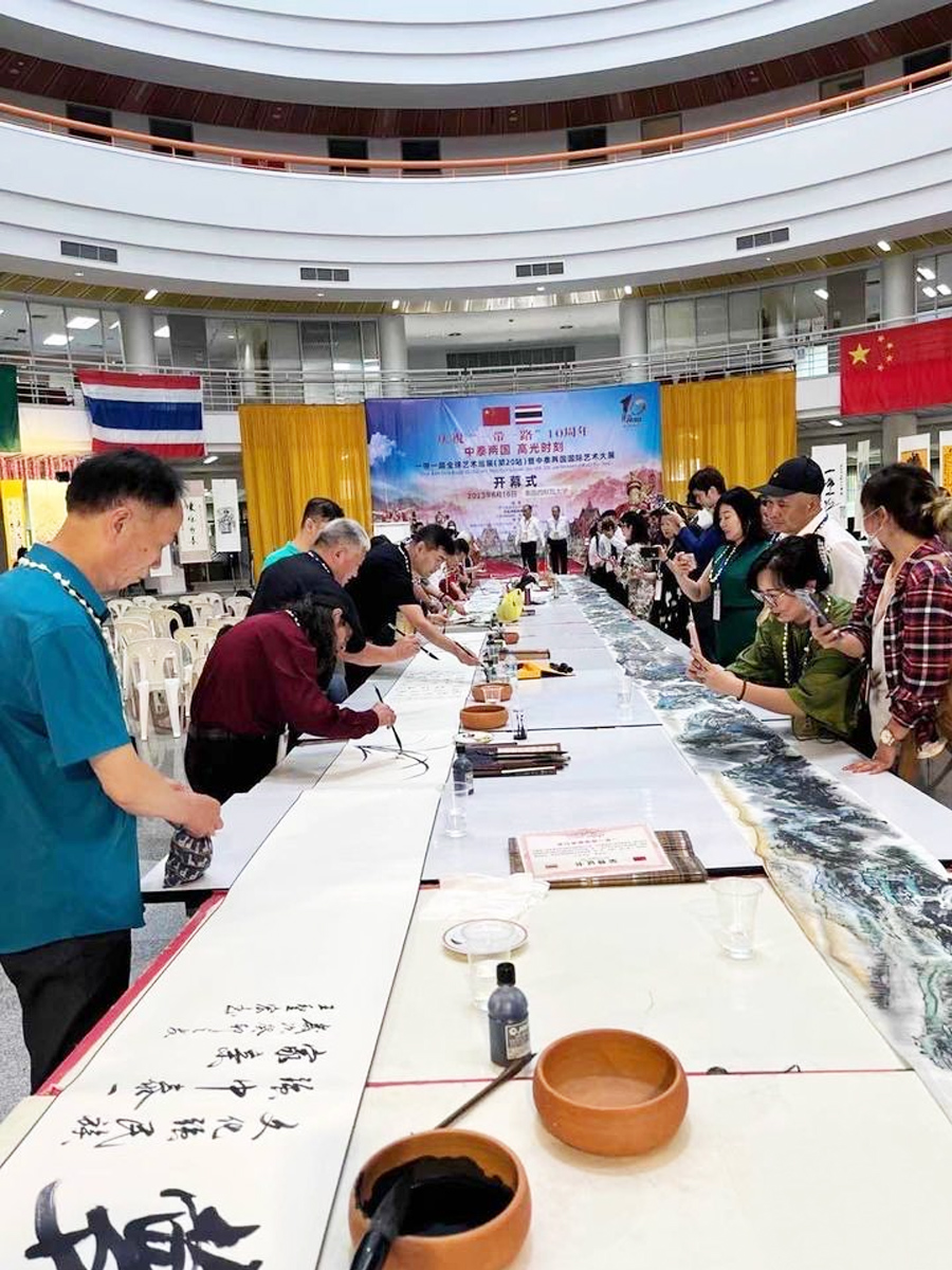 参展艺术家合力创作书画作品
